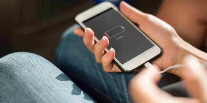 જો તમે જોશો કે તમારા ફોનની બેટરી પહેલા કરતા વધુ ઝડપથી ખતમ થઈ રહી છે, તો આ સામાન્ય નથી. સ્પાયવેર એપ્લિકેશન તમારા ફોનના બેકગ્રાઉન્ડમાં ચાલી રહી હોઈ શકે છે, જે તમારી માહિતી અજાણ્યા સર્વરને મોકલી રહી છે. આ બેટરી અને ડેટા યુઝર્સમાં વધારો કરે છે. કઈ એપ્લિકેશનો સૌથી વધુ બેટરીનો ઉપયોગ કરી રહી છે તે જોવા માટે તમારા ફોનની સેટિંગ્સ તપાસો. જો ટોચ પર કોઈ અજાણી એપ્લિકેશન દેખાય છે તો સાવચેત રહો.