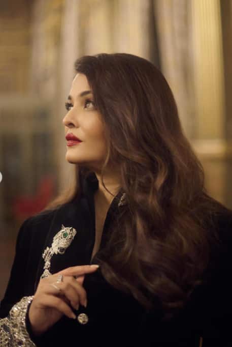 ऐश्वर्या ने इंस्टा पर अपनी कई एंगल से तस्वीरें शेयर की हैं और वे बला की हसीन लग रही हैं.