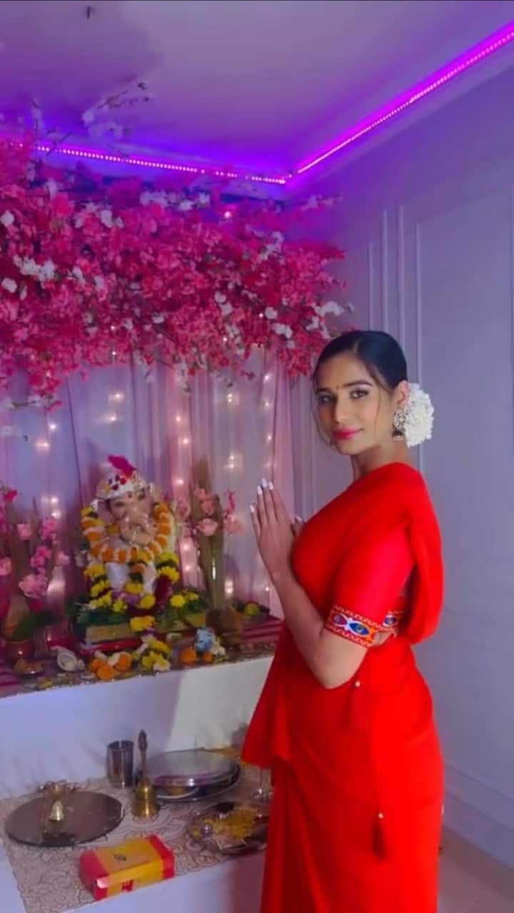 अपने बेबाक अंदाज और रिवीलिंग आउटफिट्स के अलावा पूनम पांडे अपनी कंट्रोवर्सीज को लेकर भी सुर्खियों में घिरी रह चुकी हैं. बीते साल उन्होंने सर्वाइकल कैंसर के वजह से अपनी मौत की झूठी खबर फैलाई जिसके वजह से उन्हें काफी ट्रोलिंग का सामना करना पड़ा.