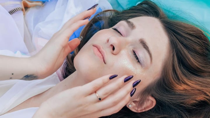 अगर इंसानों की त्वचा पारदर्शी होती, तो यह दुनिया को देखने और समझने के तरीके को पूरी तरह बदल देती. सीधे अंदरूनी अंग, हड्डियां, मांसपेशियां, नसें और खून की धमनियां दिखाई देतीं. इसके अलावा, त्वचा पर बने टैटू, कट, घाव और संक्रमण भी अंदर से साफ नजर आते.