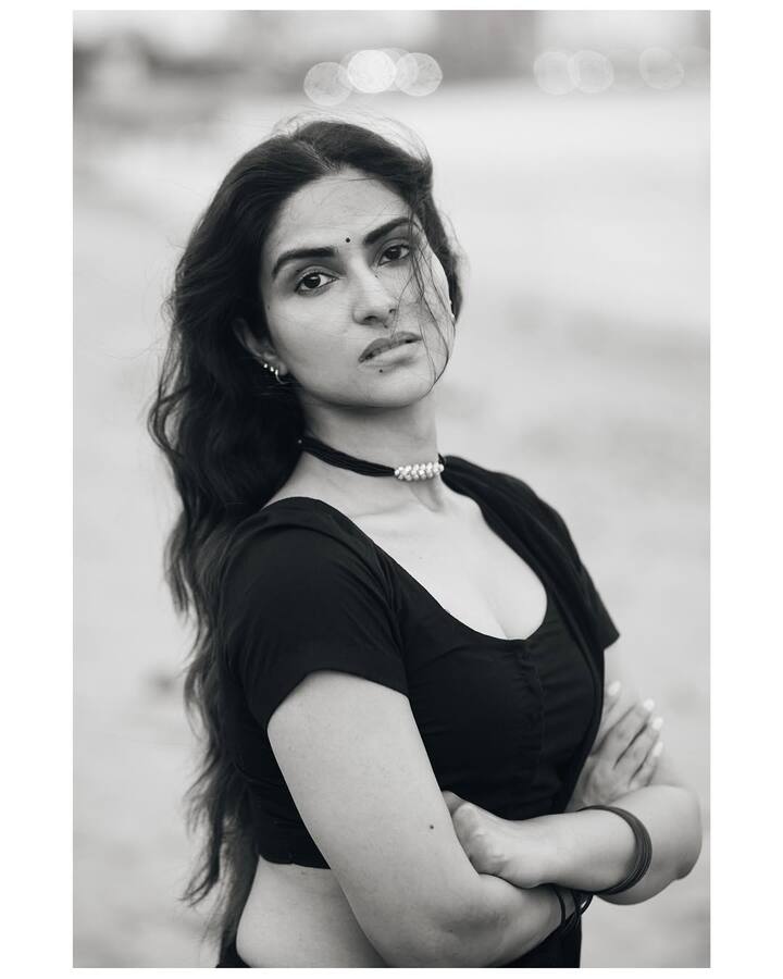 इस ब्लैक एंड व्हाइट फोटो में प्रनूतन को देख उनकी दादी नूतन की याद आ जाती हैं. वो भी अपनी पोती की तरह ही सादगी की मूरत थीं.