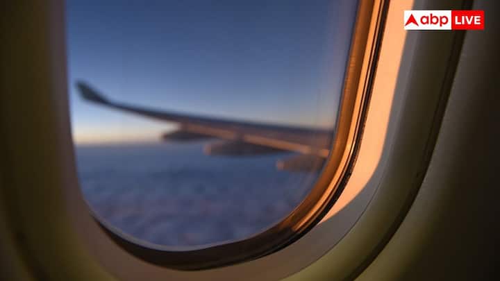 विमान के शुरुआती दिनों में खिड़कियां चकोर ही हुआ करती थीं. हालांकि कानों पर दबाव जमा हो जाता था. इसी के साथ खिड़कियों में दरार पड़ने या फिर टूटने का खतरा बढ़ जाता था. इस डिजाइन को 1950 के दशक में हुई कई दुर्घटनाओं के बाद बनाया गया.