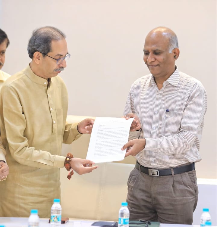 अनेक जिल्ह्यात दोन दोन ठिकाणी मतदारांची नावे आहेत, त्याचं काय करायचं असा सवालही राज ठाकरेंनी निवडणूक आयोगाला विचारला.