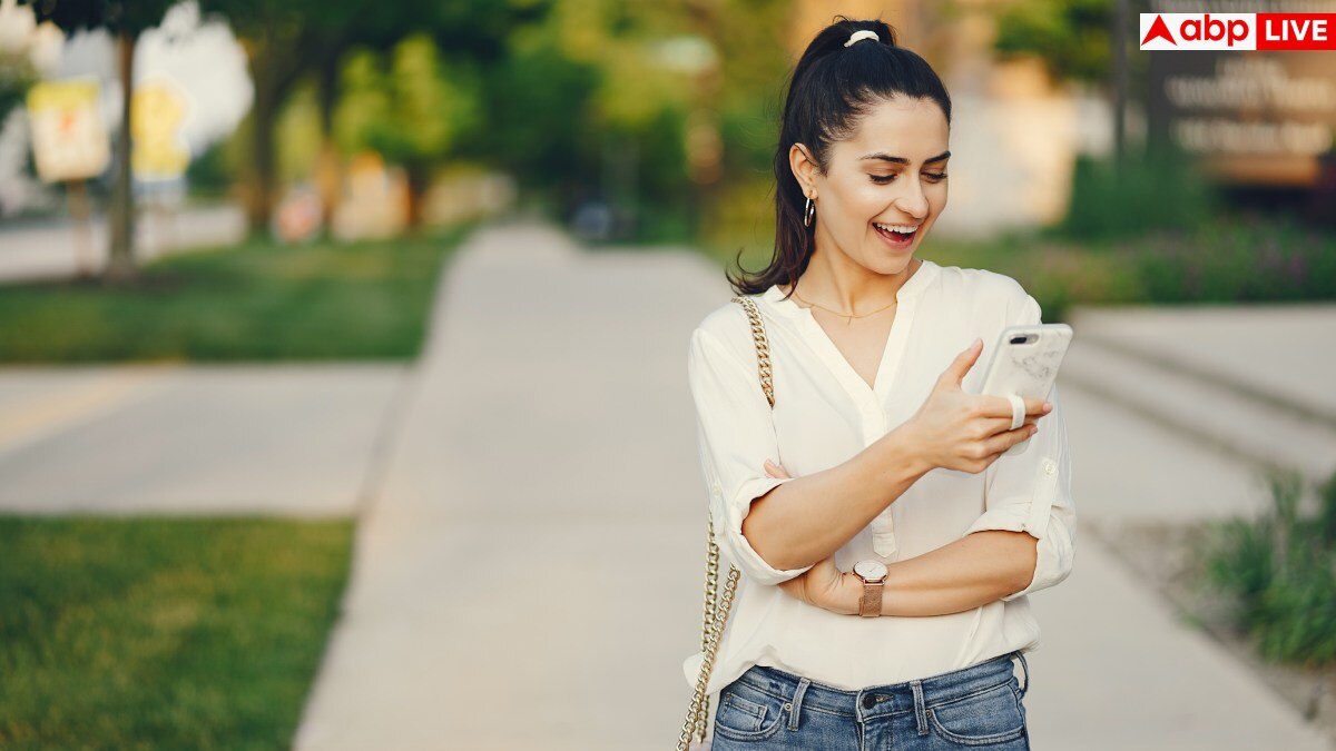 Mobile Phone Pimples: फोन पर देर तक करते हैं लंबी-लंबी बात, चेहरे पर दाने का ये कारण तो नहीं