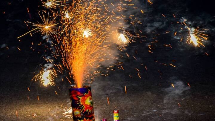 पटाखे जलाते समय हमेशा पानी या बाल्टी पास रखें. अगर अचानक कोई पटाखा गलत तरीके से फट जाए. तो तुरंत उसे पानी में डाल दें. इससे आग फैलने या चोट लगने का खतरा काफी कम हो जाता है. अगर सुरक्षित तरीके नहीं अपनाए तो मुश्किल हो सकती है.