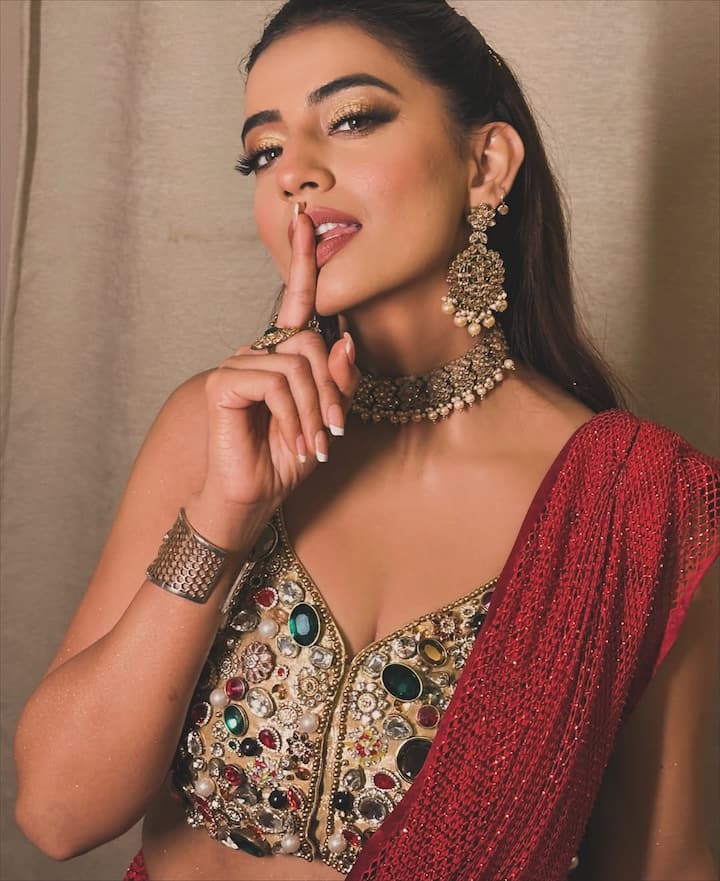 बता दें कि अक्षरा सिंह भोजपुरी की टॉप एक्ट्रेस हैं. जो अभी तक कई सुपरहिट फिल्में और ब्लॉकबस्टर गानों में नजर आ चुकी हैं.