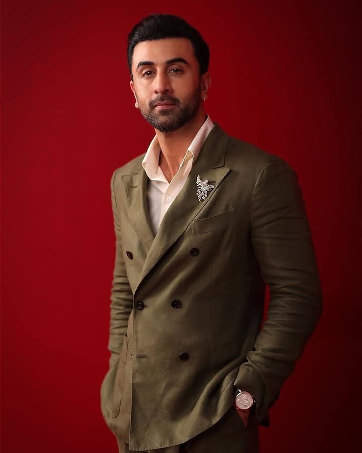 Bollywood industry's handsome actor Ranbir Kapoor has many fan pages on Instagram. But let us tell you that he does not have any personal account on Instagram.