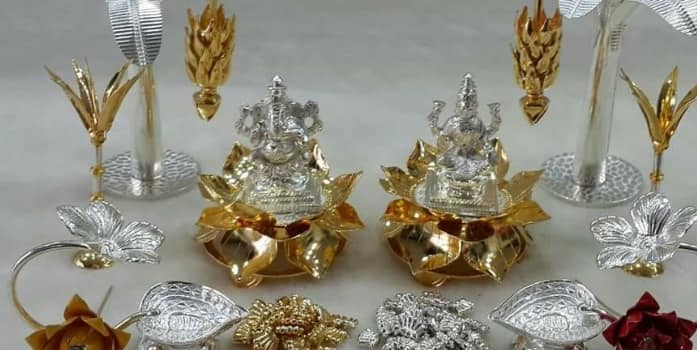सोनं-चांदी  धनत्रयोदशीच्या दिवशी सोनं- चांदीची खरेदी करण्याला महत्त्वं आहे. यादिवशी सोनं-चांदी  खरेदी केल्याने भरभराट होते अशी धार्मिक मान्यता आहे.