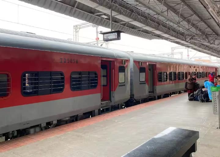 નવા નિયમમાં સ્પષ્ટપણે જણાવવામાં આવશે કે જો તમે તમારી મુસાફરીની તારીખ બદલો છો તો ટ્રેનની બેઠક ક્ષમતાના આધારે તમને આગામી તારીખે કન્ફર્મ સીટ મળશે. ભાડું પણ વધારે હોઈ શકે છે, પરંતુ તમારે ફક્ત ઊંચું ભાડું ચૂકવવું પડશે.