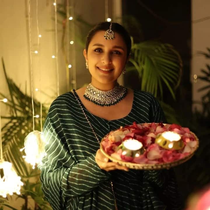 Actress Parineeti Chopra had shown a glimpse of her decoration on Diwali. Like the actress, you can also decorate the lamp with flowers and give a beautiful pose.