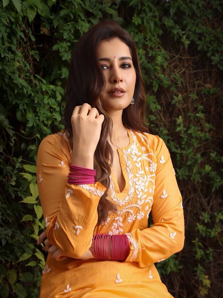 Golden Glow: Bright, bold, and beautiful, Raashii’s mustard kurta look is a lesson in understated sophistication. The white threadwork and traditional bangles add a soft, traditional touch, making it perfect for daytime festivities or casual get-togethers.