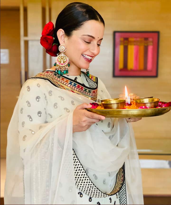 Like Kangana Ranaut, if you hold a plate decorated with lamps and get the photo clicked. So the light of the lamp will enhance your photo.