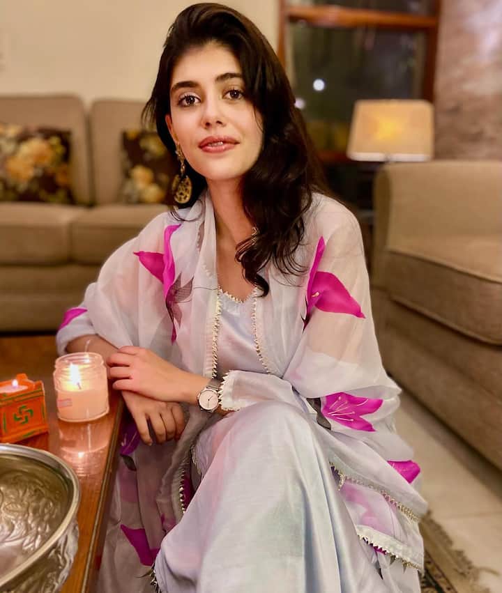 If you want a simple and sober photo then you can click the photo with a candle like Sanjana.