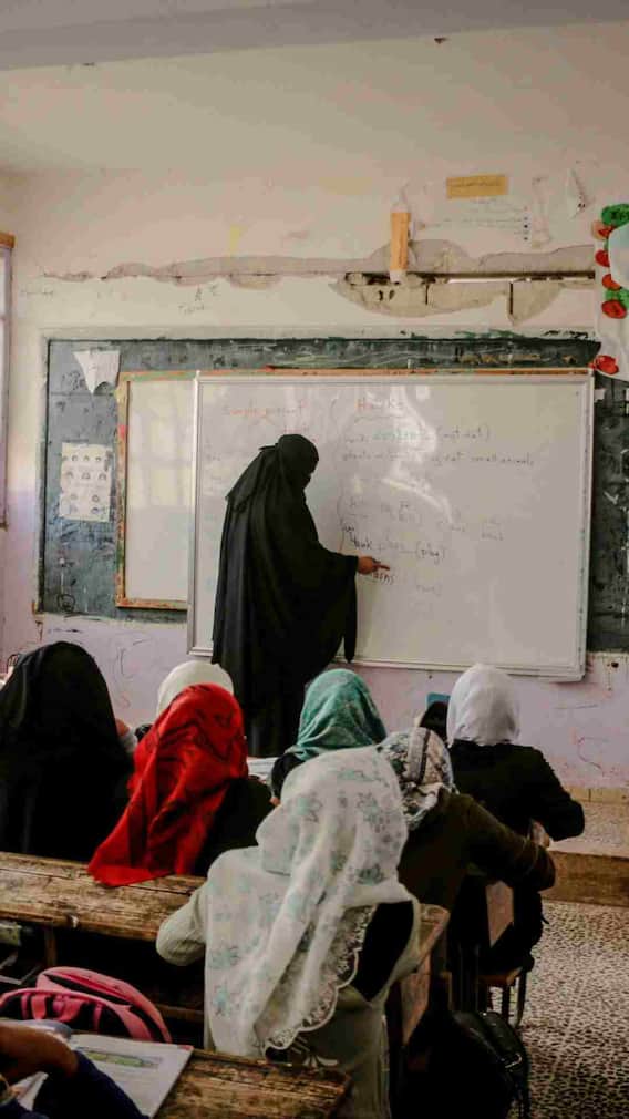 देवबंद स्कूल के संस्थापक कौन थे?