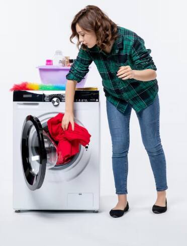 ਦਰਅਸਲ ਇਹ ਯਕੀਨੀ ਬਣਾਉਣ ਲਈ ਕਿ ਤੁਹਾਡੇ ਕੱਪੜੇ ਸਾਫ਼-ਸੁਥਰੇ ਤੇ ਚਮਕਦਾਰ ਹੋਣ ਤੁਹਾਨੂੰ ਸਿਰਫ਼ ਇੱਕ ਸਮੱਗਰੀ ਦੀ ਲੋੜ ਪਵੇਗੀ। ਇਸ ਲਈ 325 ਮਿਲੀਗ੍ਰਾਮ ਦੀਆਂ ਪੰਜ ਐਸਪਰੀਨ ਦੀਆਂ ਗੋਲੀਆਂ। ਇਨ੍ਹਾਂ ਨੂੰ ਤੁਸੀਂ ਚਿੱਟੇ ਕੱਪੜੇ ਧੋਂਦੇ ਸਮੇਂ ਵਾਸ਼ਿੰਗ ਮਸ਼ੀਨ ਵਿੱਚ ਪਾ ਸਕਦੇ ਹੋ। ਯਾਦ ਰੱਖੋ ਕਿ ਇਨ੍ਹਾਂ ਨੂੰ ਪੀਸ ਕੇ ਪਾਉਣ ਨਾਲ ਬਿਹਤਰ ਨਤੀਜੇ ਮਿਲਣਗੇ, ਕਿਉਂਕਿ ਗੋਲੀਆਂ ਤੇਜ਼ੀ ਨਾਲ ਘੁਲ ਜਾਣਗੀਆਂ।