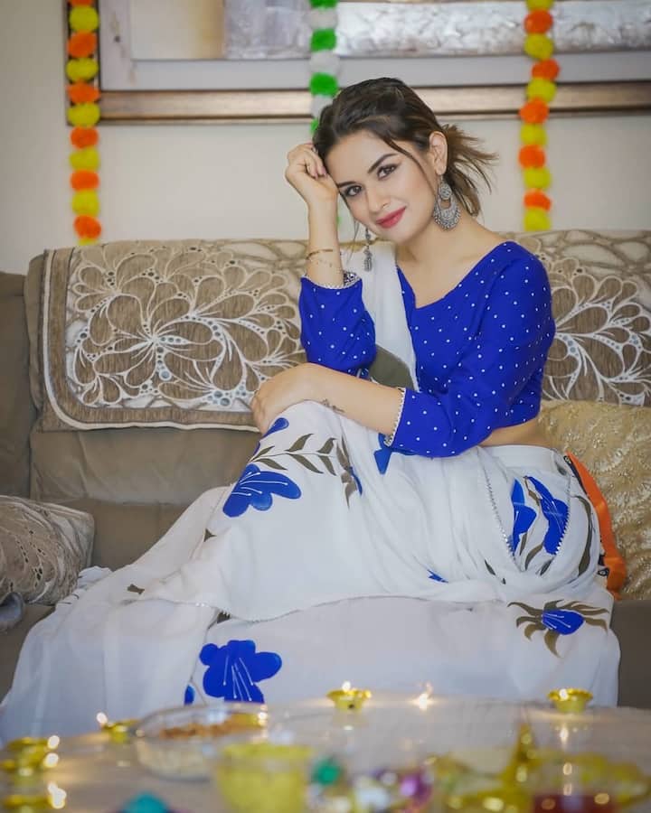 On the day of Diwali, Avneet had decorated her house not only from outside but also from inside with lamps and lights. Then he shared a beautiful photo sitting in front of her.