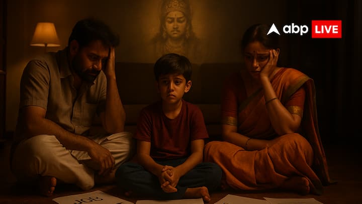 जब कुलदेवता नाराज होते हैं तो पारिवारिक प्रयासों में लगातार रुकावटों का सामना करना पड़ सकता है. इसके अलावा नौकरी, विवाह, व्यापार और शिक्षा के क्षेत्र में कड़ी मेहनत के बाद भी मनचाहा फल प्राप्त न होना, इसका बड़ा संकेत हो सकता है. अगर घर में ये संकेत दिखाई दे रहे हैं तो इसका मतलब घर के पितृ आपसे नाराज हैं.