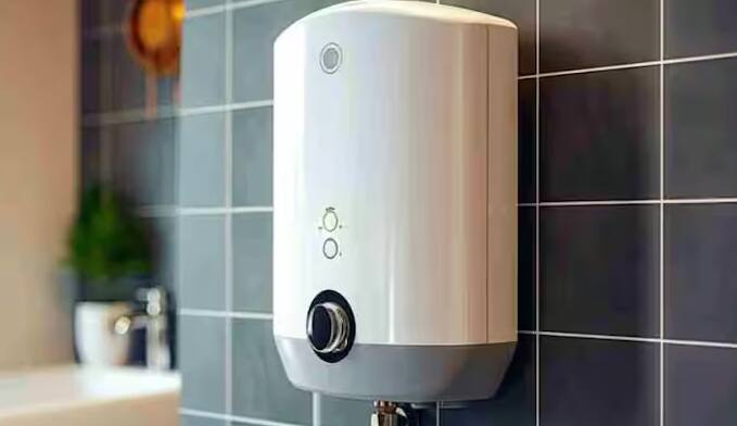 Geyser in Winters: જેમ જેમ શિયાળો નજીક આવે છે, ઘરોમાં ગીઝર (Water Heater) નો ઉપયોગ વધી જાય છે. ઠંડીની ઋતુમાં દરેકને ગરમ પાણીની જરૂર પડે છે, પરંતુ શું તમે જાણો છો કે ગીઝરનો અયોગ્ય ઉપયોગ ક્યારેક ગંભીર અકસ્માતો તરફ દોરી શકે છે? તાજેતરના વર્ષોમાં એવા ઘણા કિસ્સાઓ બન્યા છે જ્યાં નાની બેદરકારીને કારણે ગીઝર ફાટવાથી અથવા ગેસ લીક થવાથી જાનમાલનું નુકસાન થયું છે. તેથી શિયાળામાં ગીઝરનો ઉપયોગ કરતી વખતે કેટલીક બાબતોનું ધ્યાન રાખવું ખૂબ જ મહત્વપૂર્ણ છે.