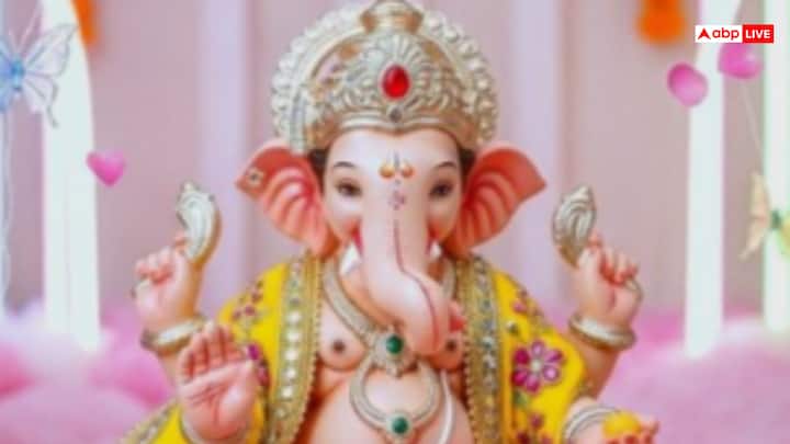 बुधवार को भगवान गणेश की पूजा के लिए सुबह जल्दी उठकर स्नान करें और हरे वस्त्र पहनें. इसके बाद एक चौकी पर पीला या लाल कपड़ा बिछाकर भगवान गणेश की मूर्ति स्थापित करें. आप चाहें तो श्री गणेश यंत्र की स्थापना भी कर सकते हैं. गणेश जी को स्नान कराकर लाल सिंदूर का तिलक लगाएं.