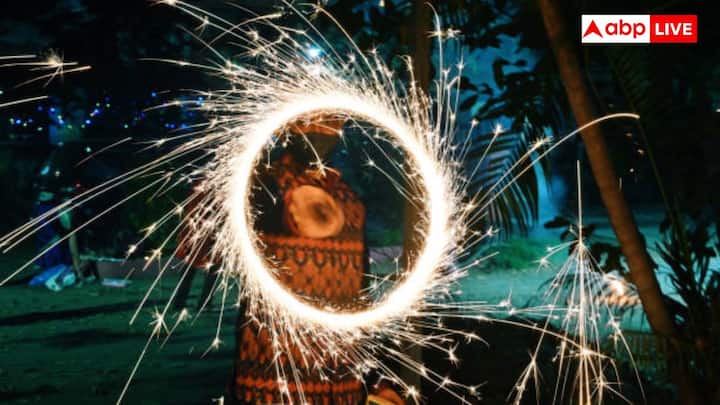 पटाखे काफी ज्यादा ज्वलनशील और विस्फोटक होते हैं. हल्की सी भी चिंगारी या फिर गर्मी के संपर्क में आने से आग लग सकती है. इससे यात्री और ट्रेन कर्मचारियों को खतरा हो सकता है.