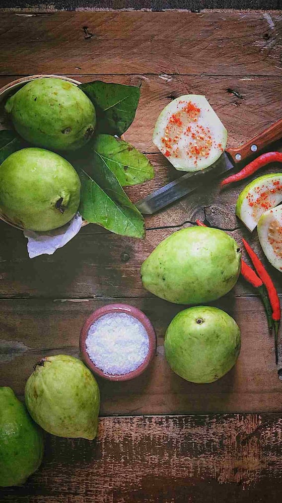 घर में कैसे बनाएं मसालेदार अमरूद चाट?