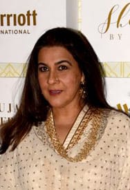Actress Amrita Singh has kept herself away from social media but she is seen in many photos with daughter Sara Ali Khan.