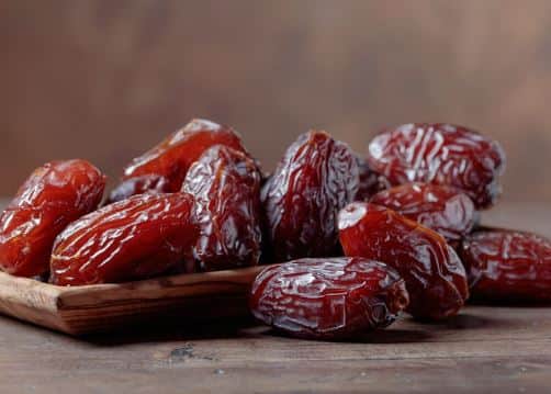 सर्दियों में अक्सर मांसपेशियों और हड्डियों की समस्या हो जाती है। लोग दर्द से परेशान रहते हैं, ऐसे में खजूर का सेवन करना चाहिए क्योंकि इसमें कैल्शियम, पोटैशियम, फॉस्फोरस, कॉपर और मैग्नीशियम भरपूर मात्रा में होते हैं, जो हड्डियों के स्वास्थ्य के लिए अच्छे होते हैं।