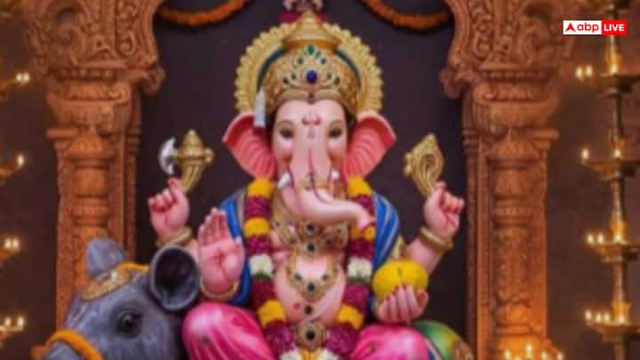 बुधवार को भगवान गणेश की पूजा करने से जीवन की बाधाएं दूर होती हैं, बुद्धि और ज्ञान में वृद्धि होती है और बुध ग्रह के शुभ प्रभाव प्राप्त होते हैं। यह दिन बुद्धि, व्यापार और वाणी के कारक ग्रह बुध से भी संबंधित है, इसलिए इस दिन गणेश जी की पूजा से इन क्षेत्रों में लाभ होता है. इसके अलावा, यह धन और समृद्धि लाता है और मनोकामनाएं पूरी करता है.