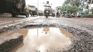 Potholes on Road: रस्त्यावरील खड्ड्यांमुळे मृत्यू झाल्यास कुटुंबीयांना 6 लाखांची नुकसान भरपाई द्या, मुंबई हायकोर्टाचा सरकारला आदेश