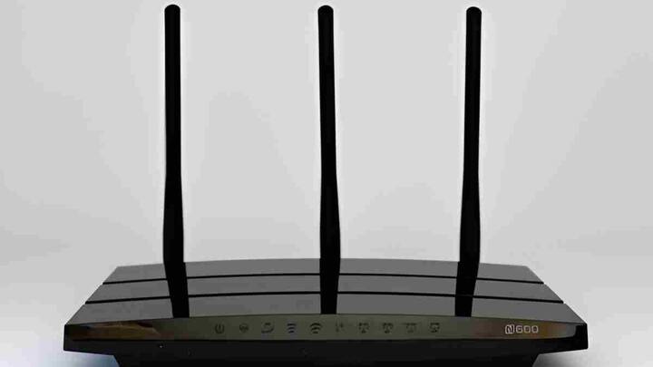 Wifi: कभी सोचा है कि आपका वाई-फाई राउटर सिर्फ इंटरनेट देने तक ही सीमित नहीं है? हालिया शोध यह बताने लगा है कि सामान्य वाई-फाई सिग्नल भी कमरे में किसी की मौजूदगी और हिल-डुल तक का पता लगा सकते हैं