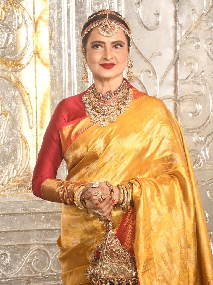 Veteran Bollywood actress Rekha is also included in this list. She also keeps herself away from social media.