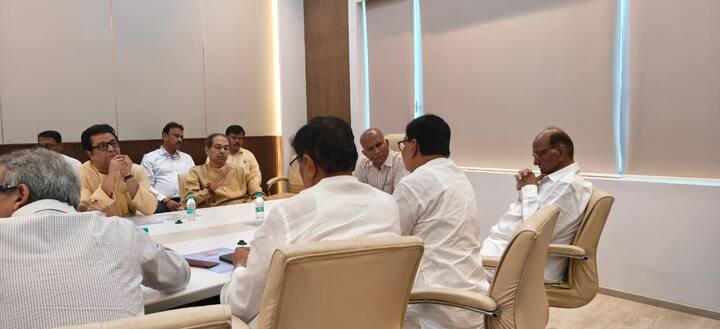 निवडणूक याद्यांमध्ये एवढा घोळ, तुम्ही कसं निवडणुकांना सामोरे जाता? असा थेट सवाल राज ठाकरेंनी विचारला आहे. त्यामुळे, राज ठाकरेंनी जनतेच्या आणि उमेदवारांच्या मनातील प्रश्न बेधडकपणे आयोगाला विचारले आहेत.