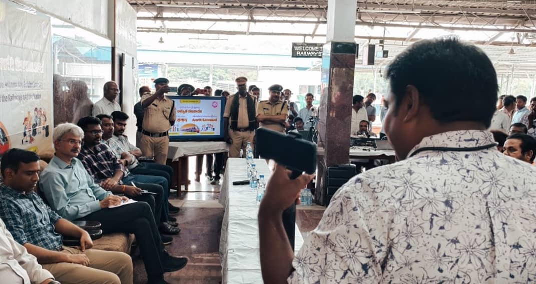 Nidadavolu Junction: నిడదవోలు స్టేషన్ లో ఆ 3 రైళ్లను ఆపండి.. అధికారులకు ప్రయాణికుల డిమాండ్