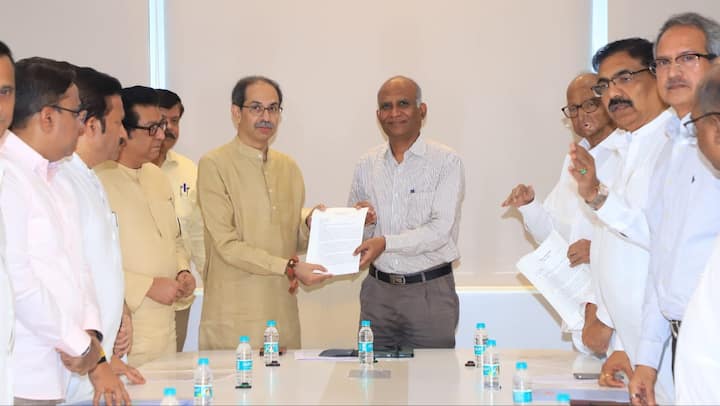 महाराष्ट्रातील प्रमुख विरोधी पक्षातील नेत्यांनी आज महाराष्ट्राचे मुख्य निवडणूक अधिकारी एस. चोकलिंगम यांची भेट घेतली. यावेळी, मनसे अध्यक्ष राज ठाकरे यांनीही आगामी निवडणुकीसंदर्भाने विविध मुद्दे उपस्थित केले. यावेळी, त्यांनी विचारलेल्या प्रश्नांपुढे आयोगही निरुत्तर झाल्याचं पाहायला मिळालं.