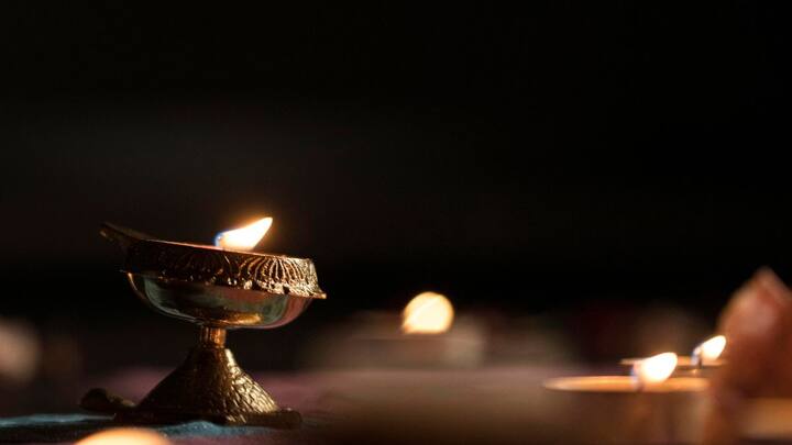 दीपावली की रात को मंदिरों और घरों में दीये जलाए जाते हैं. खास बात यह है कि पाकिस्तान में हिंदू मंदिरों को सरकार की ओर से सुरक्षा दी जाती है ताकि लोग बिना किसी डर के पूजा कर सकें.