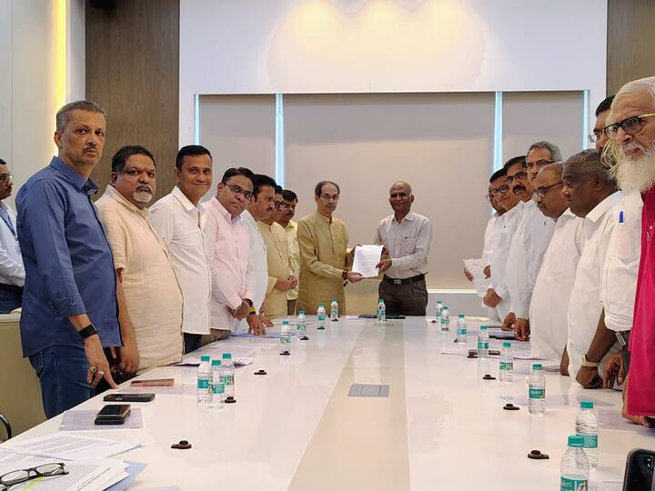 दरम्यान, निवडणूक आयोगाकडील बैठकीला राष्ट्रवादीचे सर्वेसर्वा शरद पवार, माजी मुख्यमंत्री उद्धव ठाकरे, राज ठाकरे, जयंतराव पाटील, बाळासाहेब थोरात, अनिल देसाई, अनिल परब, जयंत पाटील (शेकाप) शशिकांत शिंदे, जितेंद्र आव्हाड, रईस शेख, संदीप देशपांडे, आदित्य ठाकरे, कॉ. प्रकाश रेड्डी उपस्थित