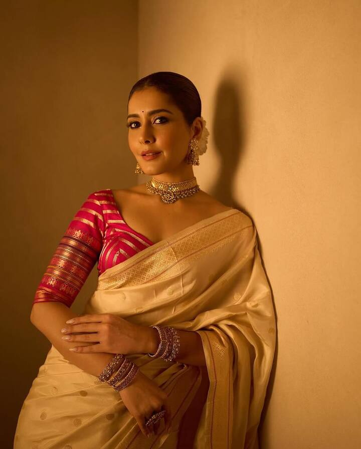 Saree Glamour: For lovers of timeless tradition, Raashii’s ivory silk saree with a contrasting pink blouse is pure grace. Her gajra-adorned bun, statement jewellery, and minimal makeup create an old-world charm that’s ideal for festive dinners and cultural functions.