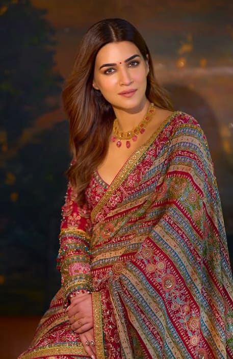 दिवाली पर कृति सेनन का ये मल्टीकलर लहंगा लुक भी खूब जंचेगा. एक्ट्रेस की तरह फुल स्लीव्स मैचिंग ब्लाउज और मैचिंग दुपट्टे में आप त्योहार पर खूब छाई रहेंगी.