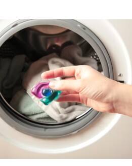 ਇਨ੍ਹਾਂ ਕਾਂਢਾਂ ਨੂੰ ਆਮ ਤੌਰ 'ਤੇ ਹੈਕ ਕਿਹਾ ਜਾਂਦਾ ਹੈ। ਕੱਪੜਿਆਂ ਨੂੰ ਚਮਕਦਾਰ ਬਣਾਉਣ ਲਈ ਅਸੀਂ ਅੱਜ ਤੁਹਾਨੂੰ ਜਿਸ ਹੈਕ ਬਾਰੇ ਦੱਸ ਰਹੇ ਹਾਂ ਉਹ ਕਾਫ਼ੀ ਵੱਖਰਾ ਹੈ। ਤੁਸੀਂ ਥੋੜ੍ਹਾ ਜਿਹਾ ਹੈਰਾਨ ਵੀ ਹੋ ਸਕਦੇ ਹੋ। ਜੀ ਹਾਂ, ਸਿਰ ਦਰਦ ਤੋਂ ਰਾਹਤ ਪਾਉਣ ਲਈ ਤੁਸੀਂ ਕਦੇ-ਕਦਾਈਂ ਜੋ ਗੋਲੀ ਲੈਂਦੇ ਹੋ, ਉਹ ਤੁਹਾਡੇ ਕੱਪੜਿਆਂ ਨੂੰ ਵੀ ਚਮਕਦਾਰ ਬਣਾ ਸਕਦੀ ਹੈ। ਇਸ ਲਈ ਸਿਰਫ਼ ਇੱਕ ਐਸਪਰੀਨ ਦੀ ਗੋਲੀ ਚਾਹੀਦੀ ਹੈ।