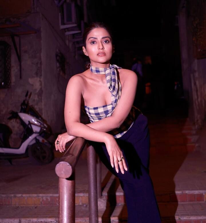 प्रनूतन लुक और नैन नक्श में बिल्कुल अपनी दादी नूतन जैसी हैं. एक्ट्रेस की तस्वीरों पर यूजर्स भी ऐसे ही कमेंट करते हैं.