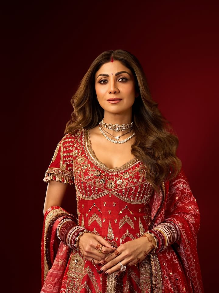 नई दुल्हन के लिए शिल्पा शेट्टी का ये लुक बेस्ट ऑप्शन है.आप दिवाली पर एक्ट्रेस की तरह रेड आउटफिट पहनकर ऐसा मेकअप कर सकती हैं. मांग में सिंदूर और गले का मंगलसूत्र आपके मेकअप में चार चांद लगा देगा.