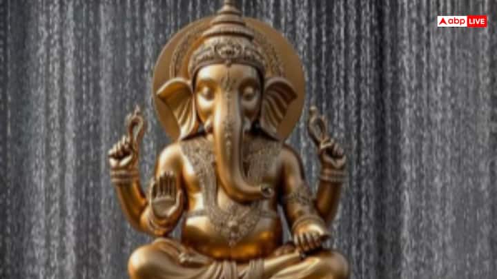 बुधवार को भगवान गणेश की आरती करने के लिए, सबसे पहले पूजा स्थल को साफ करें और गणेश जी की तस्वीर या मूर्ति के सामने एक दीया, धूप और भोग (जैसे मोदक) रखें. फिर, गणेश जी की आरती