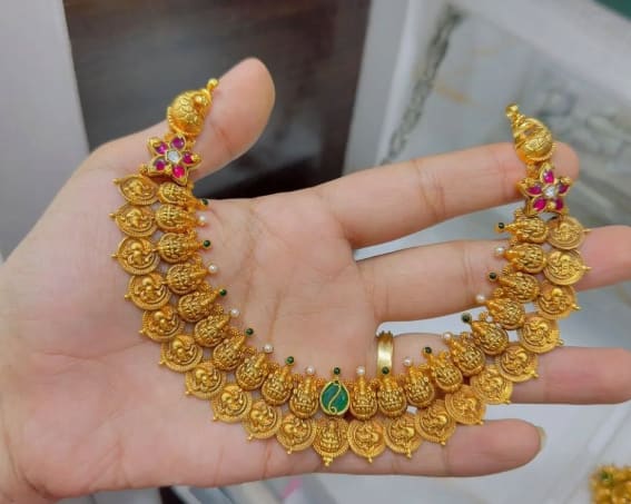 भारतीय परंपरेनुसार धनत्रयोदशीच्या दिवशी सोनं-चांदीची खरेदी केली पाहिजे, आपल्या ऐपतीनुसार सोनं, चांदीचं नाणं विकत घेऊ शकतो.