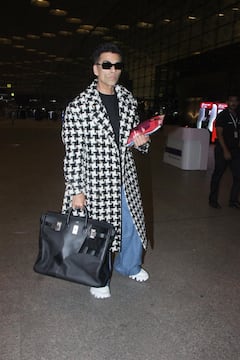 करण जोहरचा ब्लॅक अँड व्हाइट कोटमधला सुपर स्टायलिश लूक सोशल मीडियावर व्हायरल!