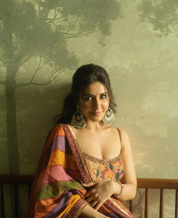 Bohemian Blossom: Raashii embraces a softer vibe in a floral printed suit in warm, sunlit tones. The flowy silhouette and muted palette exude relaxed elegance, while the delicate straps, silver chandbalis, and minimal makeup add a dash of romantic charm — perfect for brunches or mehendi events.