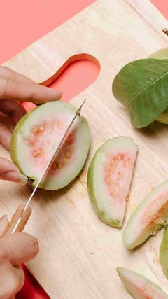 જામફળના બીજ ચાવીને ખાઓ છો? ચેતી જજો!