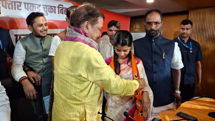 Bihar Election: Maithili Thakur, RJD MLA Bharat Bind Join BJP; Folk Singer Says This About Contesting Polls