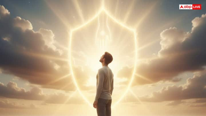 Premanand ji says that we are all children of God. Therefore we do not need to fear anyone. God always protects his children. Therefore, take the name of God every day and stay away from negative thoughts.