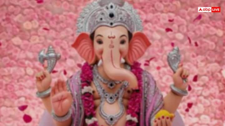 बुधवार को भगवान गणेश की पूजा इसलिए की जाती है क्योंकि वे बुद्धि, समृद्धि और बाधाओं को दूर करने वाले देवता हैं, और बुध ग्रह उनके कारक देव माने जाते हैं. पौराणिक कथाओं के अनुसार, जिस दिन माता पार्वती ने गणेश जी को उत्पन्न किया था, उस दिन बुध देव भी कैलास में उपस्थित थे. इसी कारण बुध ग्रह के प्रतिनिधि दिन बुधवार को गणेश जी की पूजा विशेष रूप से की जाती है.
