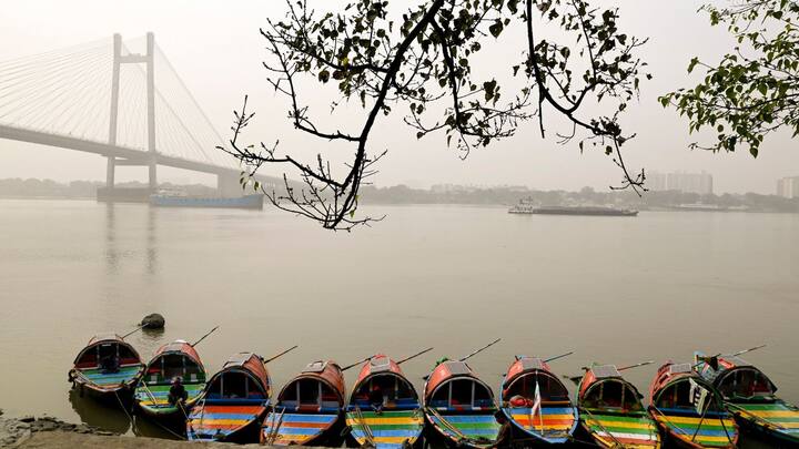 কলকাতায় ২৩ থেকে ২৪ ডিগ্রি সেলসিয়াস এবং পশ্চিমের জেলায় আরো দু-তিন ডিগ্রি কমতে পারে।